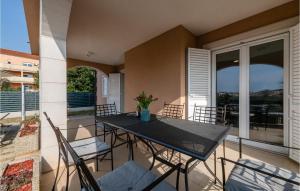 um pátio com uma mesa e cadeiras numa varanda em Lovely Home In Pula With Swimming Pool em Pula