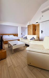 En eller flere senger på et rom på Hotel Konopielka