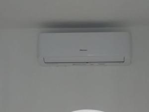un horno microondas blanco en una pared blanca en La casa di May en Olbia