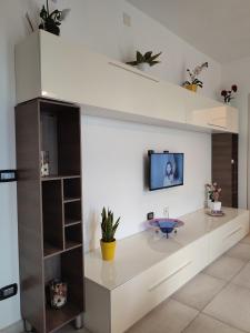 un soggiorno con una TV a parete di A casa di Pato a Siracusa Altre 22 foto