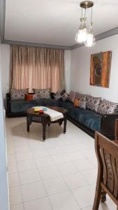 een woonkamer met een bank en een salontafel bij harmony house 2 in Rabat