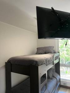 Una habitación con una cama y un televisor de pantalla plana. en Departamento ALTA Vista Pucon, en Pucón 7 fotos más