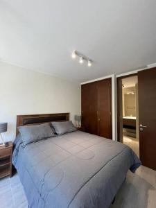 Un dormitorio con una cama grande en una habitación. en Departamento ALTA Vista Pucon, en Pucón