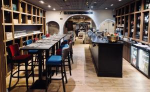 um bar com mesas longas e cadeiras num restaurante em Au Vieux Moulin em Megève