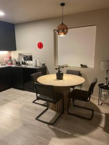 uma mesa e cadeiras numa cozinha com uma mesa e uma mesa e uma cozinha em Beautiful apartment near Airport em Njarðvík