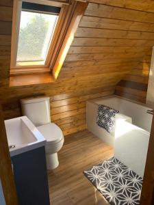 bagno con servizi igienici, lavandino e finestra di Little Barn ideal for short stays a Bexley