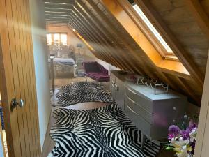 un suelo con estampado de cebra en una habitación con escalera en Little Barn ideal for short stays, en Bexley