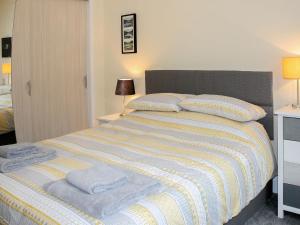 een slaapkamer met een bed met handdoeken erop bij Riversdale Cottage in Saint Fillans