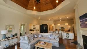 un soggiorno con divano e cucina di Vacation Home 2 Kings 7 Queens 2 Sleeper Sofas Bikes & Beach Gear Included a Hilton Head Island