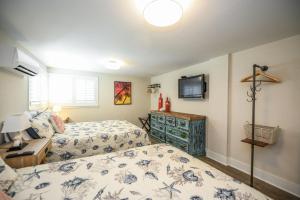 um quarto com duas camas e uma televisão em The Mahi em Siesta Key