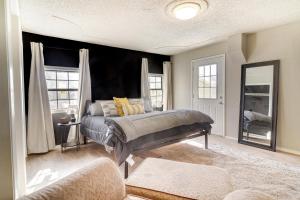 1 dormitorio con 1 cama con pared de acento negro en Updated Buffalo Springs House on the Lake!, 
