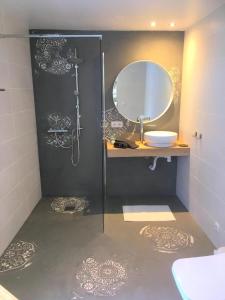 een badkamer met een douche, een wastafel en een spiegel bij Lovely Guesthouse in Benajarafe in Benajarafe