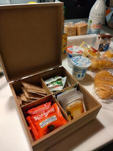 una scatola piena di cibo su un tavolo di Il Rifugio di Farinella a Putignano