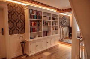 a library with white book shelves filled with books at AnaCapri Gästehaus Venezia in Ueckermünde