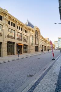 una calle de ciudad vacía con un objeto rojo delante de un edificio en Bolhão Studio, Porto, en Oporto