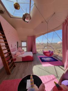 Dormitorio infantil con 2 camas y columpio en Clear Sky Resorts - Grand Canyon - Unique Sky Domes, en Valle