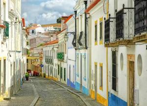 an empty street in a city with colorful buildings at Casinha da Estrela in Arraiolos