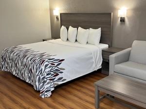 A bed or beds in a room at Red Roof Inn Greencastle South - Cloverdale