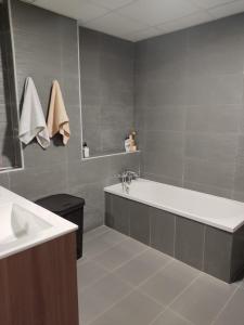 Elche piso entero 3 dormitorios dobles في إلتشي: حمام مع حوض استحمام ومغسلة