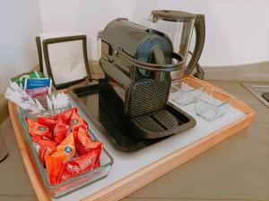 a blender sitting on top of a cutting board at Vien mequé in Città di Castello
