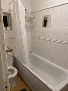 Bathroom sa (023) Lovely 2 bedroom house London