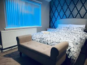 - une chambre avec un lit, une chaise et une fenêtre dans l'établissement Inviting 3 -Bed House in Birmingham, à Birmingham