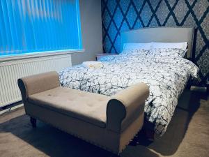 מיטה או מיטות בחדר ב-Inviting 3 -Bed House in Birmingham
