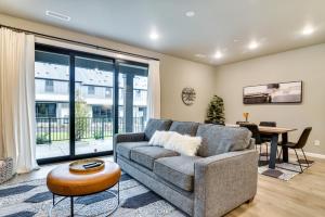 Χώρος καθιστικού στο Elegant Vancouver Townhome - 18 Mi to Portland