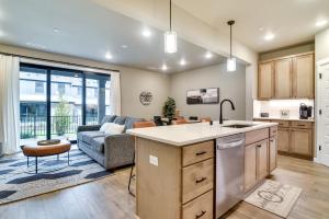 Η κουζίνα ή μικρή κουζίνα στο Elegant Vancouver Townhome - 18 Mi to Portland