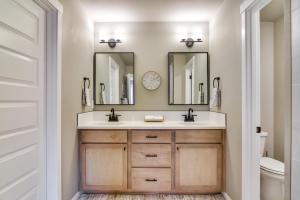 Ένα μπάνιο στο Elegant Vancouver Townhome - 18 Mi to Portland +25 φωτογραφίες