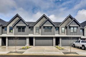 een huis met een auto ervoor geparkeerd bij Elegant Vancouver Townhome - 18 Mi to Portland in Battle Ground