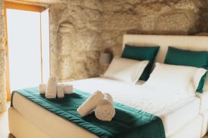 um quarto com uma cama com toalhas em Quinta do Rabelo em Braga