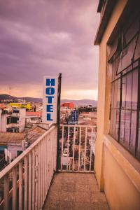 un cartello hotel sul lato del balcone di Hotel Shinula a Huehuetenango