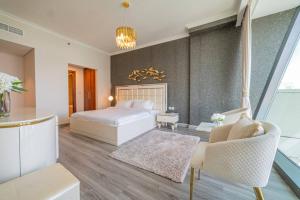 سرير أو أسرّة في غرفة في FIRST CLASS 3BR with full BURJ KHALIFA and FOUNTAIN VIEW