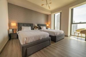 سرير أو أسرّة في غرفة في FIRST CLASS 3BR with full BURJ KHALIFA and FOUNTAIN VIEW
