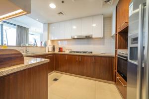 مطبخ أو مطبخ صغير في FIRST CLASS 3BR with full BURJ KHALIFA and FOUNTAIN VIEW