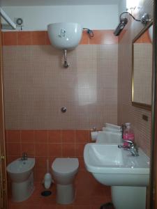 ナポリにあるB&B Blu Angelsのバスルーム(洗面台、トイレ付)