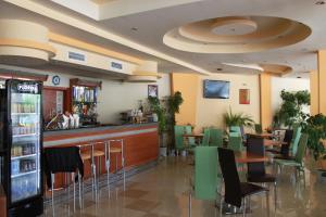 希典的住宿－Hotel Energy，餐厅设有酒吧和桌椅
