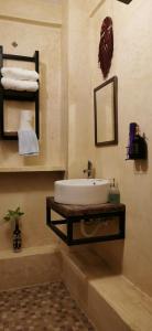ein Bad mit einem Waschbecken und einem Spiegel in der Unterkunft Céntrico y Encantador Apartamento Angielin in Valladolid