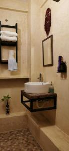 un baño con lavabo y espejo en Céntrico y Encantador Apartamento Angielin, en Valladolid