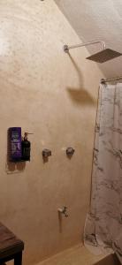 ducha en una habitación con pared en Céntrico y Encantador Apartamento Angielin, en Valladolid 12 fotos más