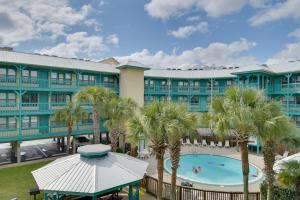 eine Luftansicht des Resorts mit Pool und Palmen in der Unterkunft Vibrant Gulf Shores Getaway with Pool and Beach Access in Gulf Shores