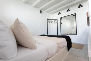 Кровать или кровати в номере Silvernoses Little Venice, Mykonos Town