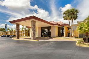 un hotel frente a un aparcamiento con palmeras en Best Western International Speedway Hotel, en Daytona Beach