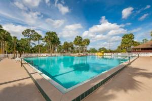 una piscina en un resort con agua azul en Best Western International Speedway Hotel, en Daytona Beach