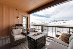 a screened in porch with a view of the mountains at Spacious Home with Mtn View Less Than 6 Mi to Park City! in Heber City