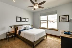 1 dormitorio con 1 cama y ventilador de techo en Townhome with Mountain Views and Minutes to Park City!, en Heber City