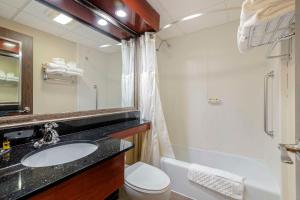 奧古斯塔的住宿－市政中心貝斯特韋斯特酒店，浴室配有盥洗盆、卫生间和浴缸。