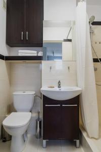 uma pequena casa de banho com WC e lavatório em Warsaw Concierge Kruczkowskiego em Varsóvia
