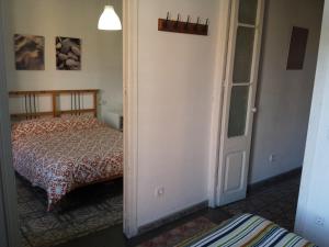 ein Schlafzimmer mit einem Bett und einer offenen Tür in der Unterkunft AApartments in city center in Barcelona